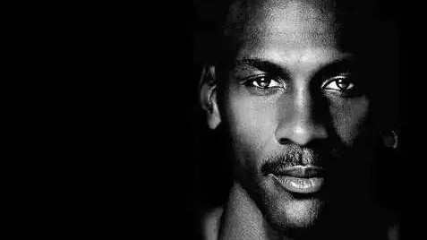 迈克尔·杰弗里·乔丹（Michael Jeffrey Jordan），1963年2月17日出生于纽约布鲁克林，被公认为篮球史上最伟大的运动员