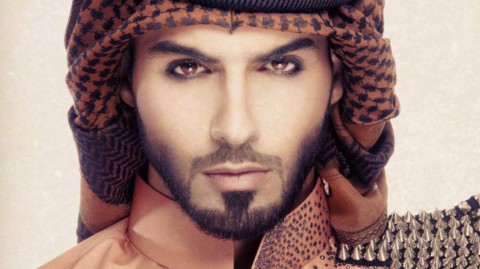 实际上，Omar Borkan Al Gala并非运动员，而是一位来自阿联酋的顶级男模、摄影师和演员，他因2013年在沙特阿拉伯文化节期间被指长相太帅而被驱逐出境一事，在全球网络上走红