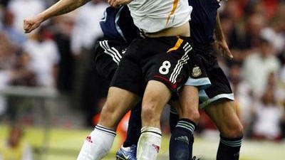 2006年德国世界杯，是回归传统秩序的一届大赛。整届赛事没有冷门冠军，最终在柏林奥林匹克球场，意大利通过点球大战击败法国，捧起队史第四座大力神杯