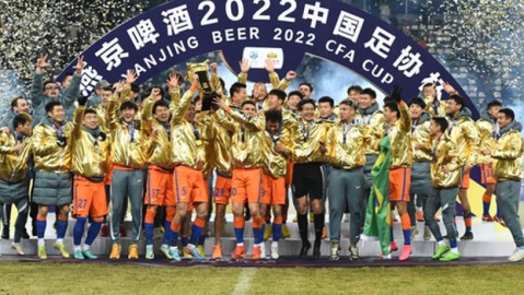 2022年中国足协杯，山东泰山队在决赛中2-1逆转浙江队，成就了史无前例的三连冠伟业。在这条荆棘满布的卫冕之路上，多位球员的卓越表现成为了球队夺冠的关键