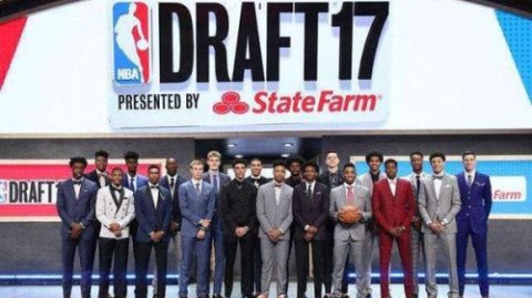 这是一篇以NBA选秀规则为棱镜，深度剖析一支处于崩溃边缘的足球队现状的特写