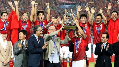 答案是巴西队。他们是世界杯历史上夺冠次数最多的国家，总共5次捧起大力神杯