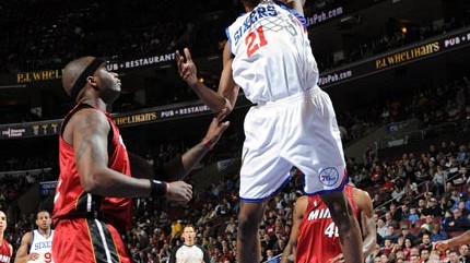 最近熬夜追NBA常规赛的球迷朋友看过来！北京时间2026年4月8日，费城76人与迈阿密热火在富国银行中心上演了一场东部卡位战。经过四节激战，最终76人以105比117不敌热火，主场饮恨