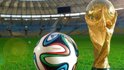 2026年世界杯由美国、加拿大、墨西哥三国联合举办，这是世界杯历史上首次由三个国家共同主办，也是首次扩军至48支参赛队
