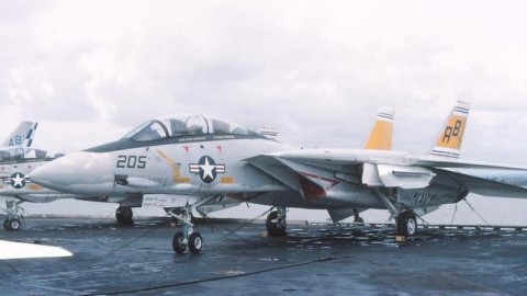 F-14雄猫航展特技，可变后掠翼的暴力美学