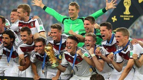 2012年没有世界杯（世界杯为四年一届，2010年为南非世界杯，2014年为巴西世界杯）。如果您指的是2012年的国际足坛大赛，最重量级的冠军是2012年欧洲杯冠军——西班牙
