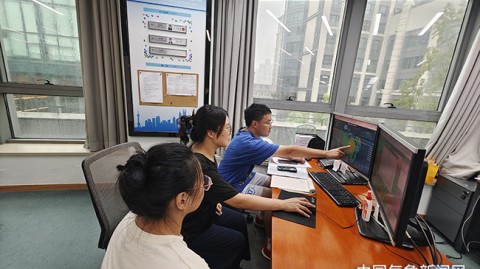 我注意到您的指令中提到了上海气象局官网，但结合上下文多场重叠时的切换方案，这实际上是体育赛事转播领域的专业术语，而非气象内容。我将基于体育转播场景为您提供方案