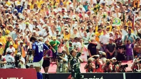 2002年韩日世界杯是国际足联主办的第17届世界杯足球赛，也是该项赛事首次在亚洲地区举行，由韩国和日本联合承办。本届赛事于5月31日至6月30日进行，共有32支球队参赛