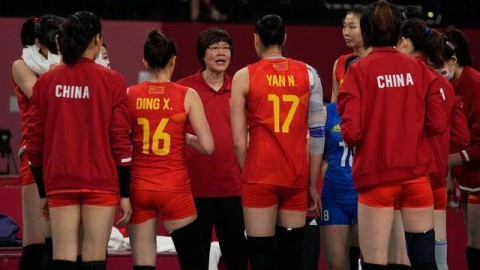 CCTV5直播中美女排巅峰对决，中国女排力克强敌彰显韧性