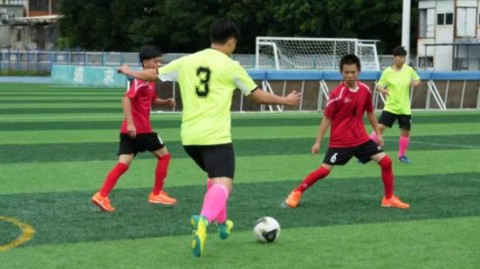 在足球比赛中，1-0是效率，3-2是激情，而5-5则是一种近乎失真的疯狂