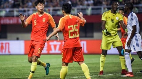 国足0-2再负澳大利亚，新人首秀成暗夜微光