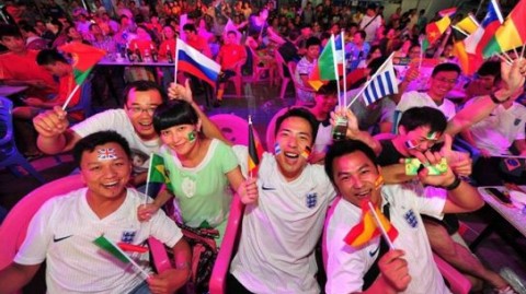 围绕世界杯，在中文互联网上真正实现现象级传播的，与其说是官方主题曲，不如说是两首因赛事和球星叙事而爆红的非官方中文歌曲——早安隆回与孤勇者