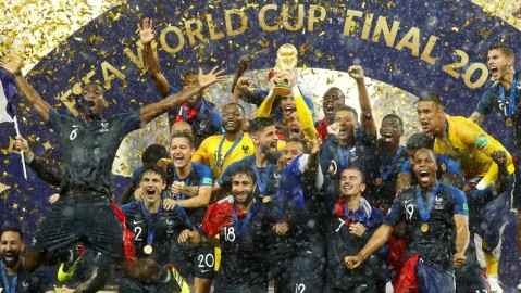 需要先澄清一个常见的记忆偏差，2012年并没有举办国际足联（FIFA）男足世界杯。世界杯的举办年份是2010年（南非）和2014年（巴西），2012年是一个世界杯空白年
