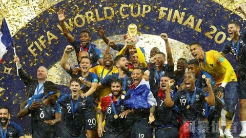 2018年俄罗斯世界杯的冠军是法国国家男子足球队。他们在决赛中以4-2击败了克罗地亚队，捧起了队史第二座大力神杯