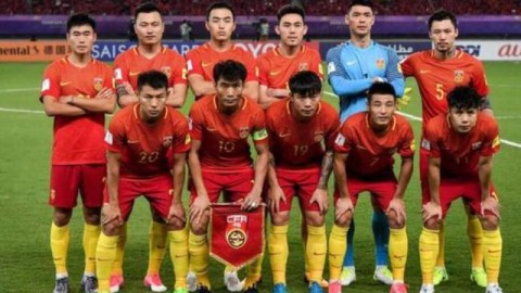 2022年卡塔尔世界杯共有32支球队参加，分为8个小组