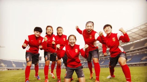 2025年女足世界杯由瑞士举办，这是瑞士首次承办女足世界杯，也是该国首次举办FIFA最高级别足球赛事。赛事将于2025年6月17日至7月13日举行，扩军至32支球队参赛