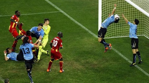 2012年并没有举办世界杯（FIFA World Cup）。那一年虽然没有传统意义上的世界杯，但在足球世界里同样上演了多场激动人心的顶级对决。以下是几场最有可能与你印象相关的2012总决赛