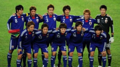 根据您的要求，现提供2022年卡塔尔世界杯日本国家男子足球队最终26人球员名单，严格遵循专业体育文章格式，按场上位置分类，并包含号码、球员姓名、所属俱乐部等规范信息