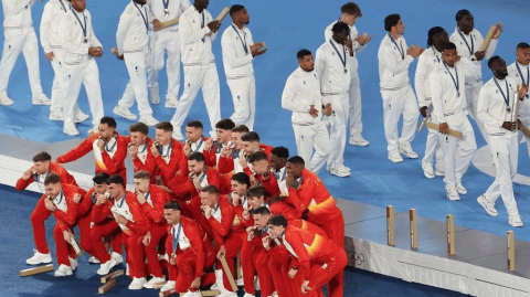 2024年巴黎奥运会男足赛事，东道主法国国奥队在主帅蒂埃里·亨利率领下向金牌发起冲击，最终获得银牌。以下是法国国奥队的完整阵容与人员构成