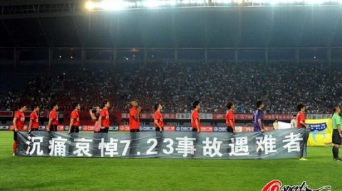 2025年12月3日，中足联投下了一枚重磅炸弹，发布了中国足球职业联赛俱乐部财务约定指标等一系列新政。这套新规以极其严厉的财务管控和准入标准，为联赛套上了紧箍咒，划定了一系列不可触碰的红线与禁区