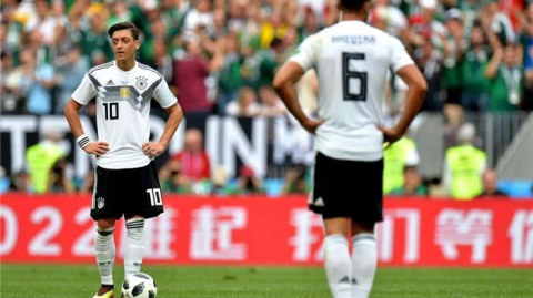 2018年俄罗斯世界杯，德国队在小组赛阶段以0-2负于韩国队，爆出当届赛事最大冷门之一