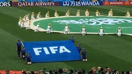 2026年世界杯比赛用球由阿迪达斯（Adidas）提供，官方用球名为 OCEAUNZ（逐梦之旅·山海之翼），设计灵感融合加拿大、美国、墨西哥三国地理与文化元素