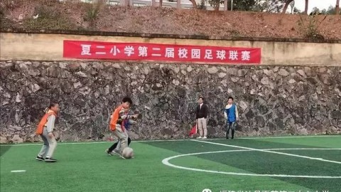 2022年卡塔尔世界杯已在波斯湾沿岸落幕，阿根廷队在决赛中通过点球大战击败法国队，时隔36年再次捧起大力神杯。本届赛事充满了冷门逆转、破纪录的个人表演与戏剧性的冠军争夺