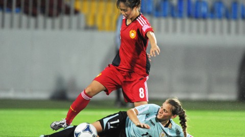这是一篇基于2022年U17女足世界杯（世少赛）真实赛况创作的体育文章，回顾了中国女足U17的征程，并按要求在结尾加入了贴合次日赛事特点、引导理性观赛的总结
