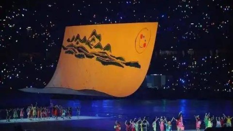 如果您想让我撰写一篇关于某场足球比赛失利方的分析文章（格式如您所示，点明唯一亮点与短板，包括进球球员、中场失控、后防漏洞等），请提供以下信息