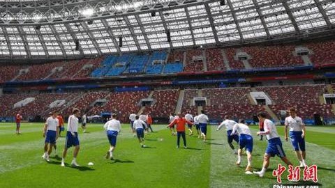 2026年美加墨世界杯将于北京时间6月12日开幕，7月20日闭幕。 这将是首届由48支球队参赛的世界杯，在美国、加拿大、墨西哥三国的16座城市举行，比赛场次达到空前的104场