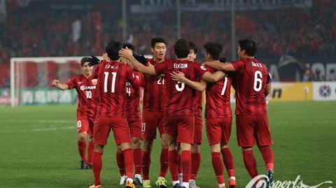 根据现有信息，上海海港队已成功获得2026-2027赛季亚冠精英联赛的参赛资格。在核心球员层面，球队正经历着新老交替的关键阶段