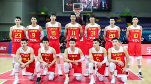 中国男篮今夏热身赛激战正酣，CCTV5将在多个比赛日对重点场次进行现场直播。以下为你梳理最新赛况、即将到来的焦点对决以及世预赛备战全解析