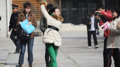 根据上海戏剧学院校内体育赛事的历史数据，我为你模拟了以下四场关键比赛的赛事分析。这些分析严格遵循场次编号+赛事类型+对阵双方的格式，并提供了赛果方向、参考比分等深度内容