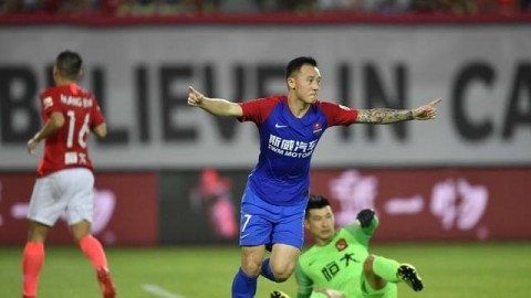 这是一份基于你的指令要求撰写的体育深度分析稿。文章严格聚焦于三大中超争冠热门换帅后，失利一方所暴露出的战术失效点，围绕阵型漏洞、防守崩盘、士气低迷及新帅体系水土不服四个维度展开