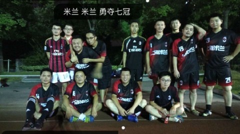 红黑信仰的永恒战歌——AC米兰队歌Milan Milan完整歌词与精神解读