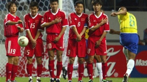 2002年韩日世界杯，中国男足的历史首秀与成绩全记录
