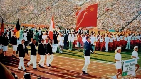 因此，我将严格按照您的核心指令——1984年奥运会——并结合您所期望的那种通过细节、肢体语言和环境氛围来渲染崩溃/绝望时刻的体育文章写作风格，为您重新创作一篇关于1984年奥运会经典场景的描写