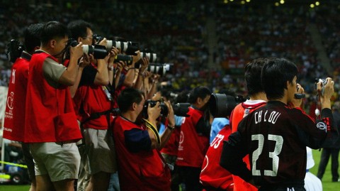 2002年韩日世界杯，中国队在三场小组赛中因伤病和战术调整，每场首发均有变化。三场比赛国际足联官方评选的全场最佳球员均为对手球员