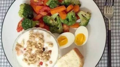 免责声明，本文内容仅为健身饮食科普与营养搭配建议，不构成任何医疗或健康处方。个体营养需求因人而异，请在专业人士指导下制定饮食计划。足球比赛存在不确定性，分析仅供参考，不构成投注建议，理性观赛