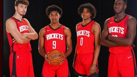 你敢信？2024年新年第一天，NBA就给球迷端上了12场豪门盛宴！从东海岸到西海岸，球星们用汗水代替香槟，在球场上炸响了开年第一炮