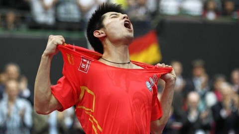2011年巴黎世界杯男单决赛，张继科的撕衣瞬间与国乒权力更迭的隐秘信号