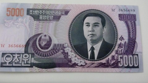 根据您的要求，我先回答换算问题。若后续需要结合具体体育赛事（例如韩国K联赛、国家队赛事等）的奖金、薪资或转会费分析，请提供具体对阵，我会严格按照您提出的4点要求展开