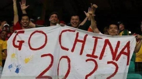 2026年足球世界杯由美国、加拿大、墨西哥三国联合举办，这是世界杯历史上首次由三个国家共同主办，也是首次扩军至48支球队参赛